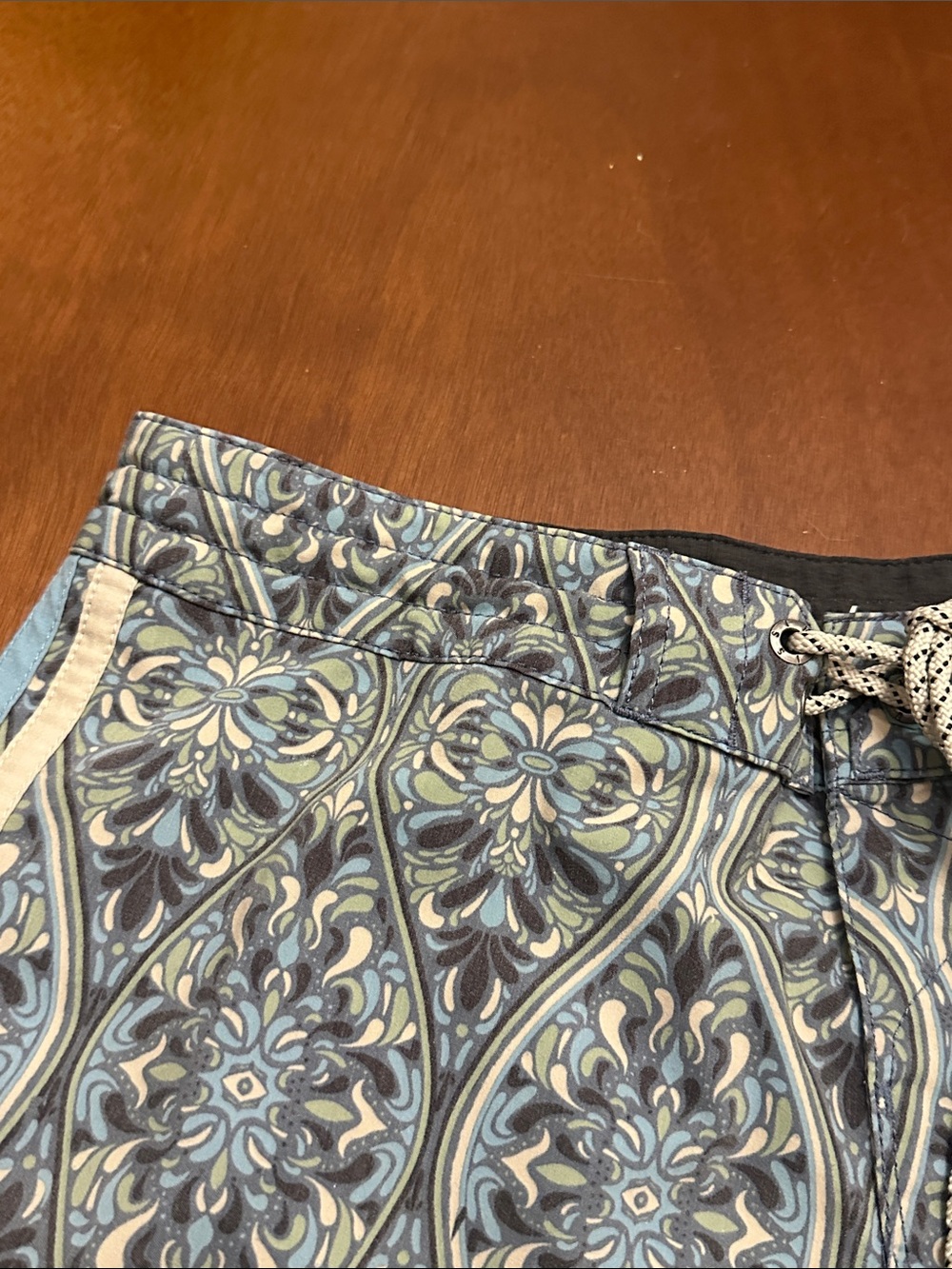 VISSLA Blue Floral-Patterned Men’s Swim Board Shorts - Picture 4 of 14
